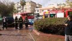 بالصور: اصابة طفيفة لشخصين باحتراق أحد شقة في مدينة اللد 